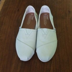 Pale mint green TOMS size 8